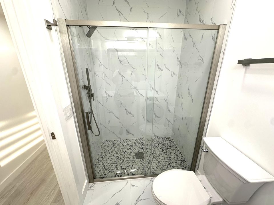 合同活跃: $255,000 (2 贝兹, 2 浴室, 1175 平方英尺)