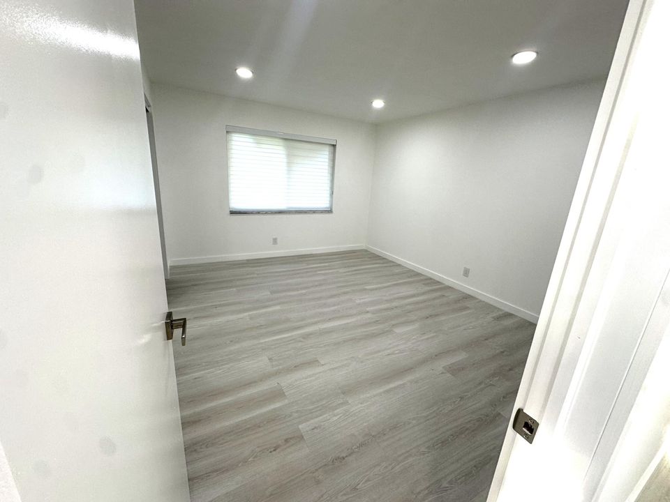 合同活跃: $255,000 (2 贝兹, 2 浴室, 1175 平方英尺)