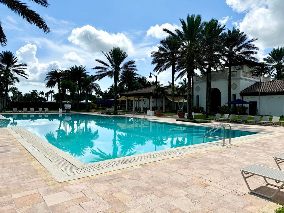 Activo con contrato: $1,299,000 (3 camas, 4 baños, 3118 Pies cuadrados)