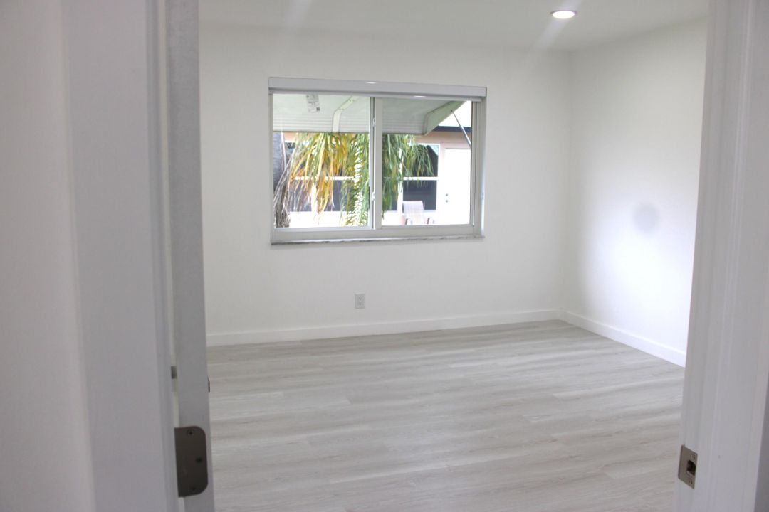 合同活跃: $255,000 (2 贝兹, 2 浴室, 1175 平方英尺)