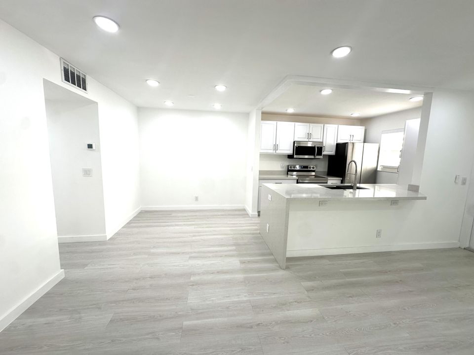 合同活跃: $255,000 (2 贝兹, 2 浴室, 1175 平方英尺)