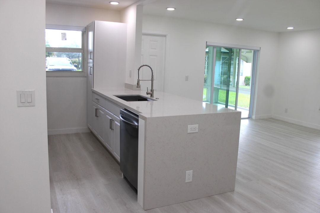 合同活跃: $255,000 (2 贝兹, 2 浴室, 1175 平方英尺)