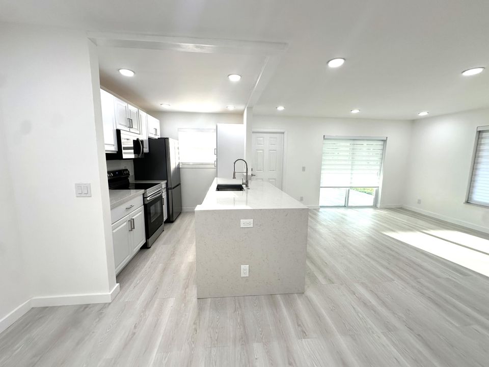 合同活跃: $255,000 (2 贝兹, 2 浴室, 1175 平方英尺)