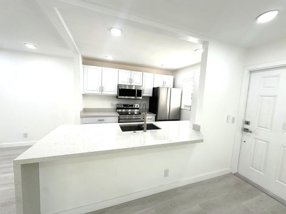 合同活跃: $255,000 (2 贝兹, 2 浴室, 1175 平方英尺)