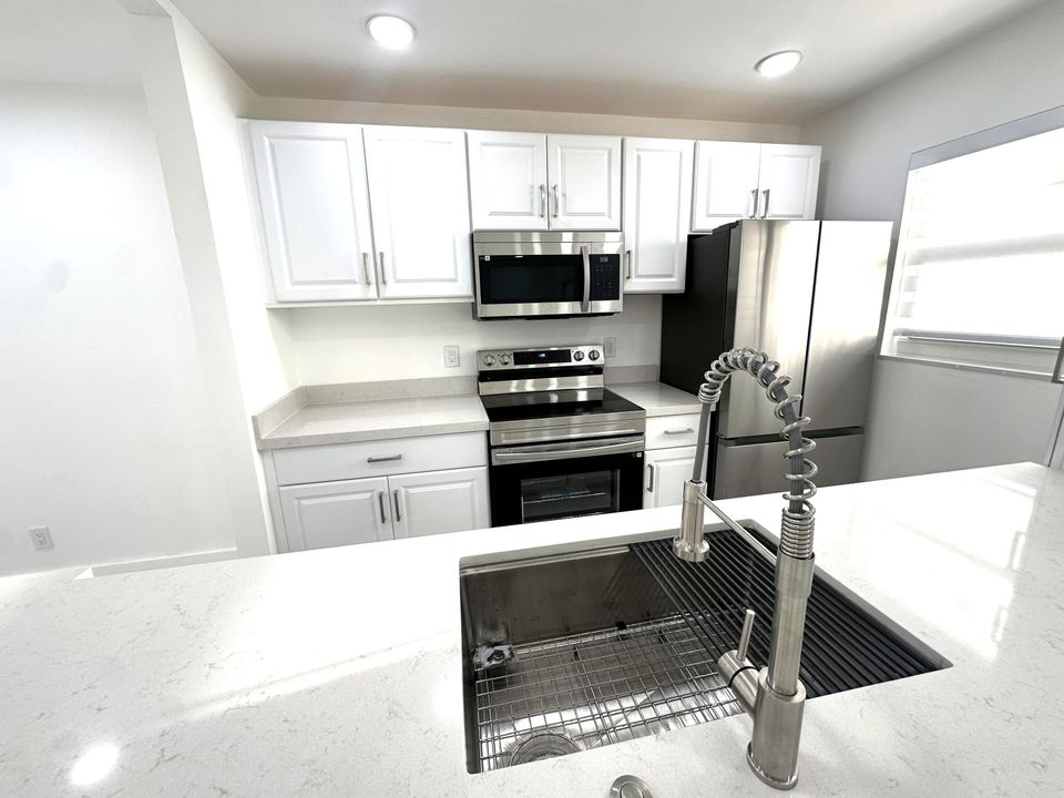 合同活跃: $255,000 (2 贝兹, 2 浴室, 1175 平方英尺)