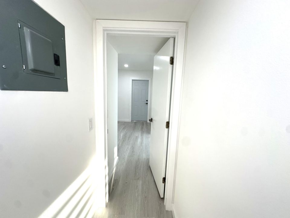 合同活跃: $255,000 (2 贝兹, 2 浴室, 1175 平方英尺)