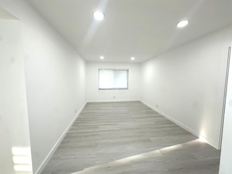 合同活跃: $255,000 (2 贝兹, 2 浴室, 1175 平方英尺)