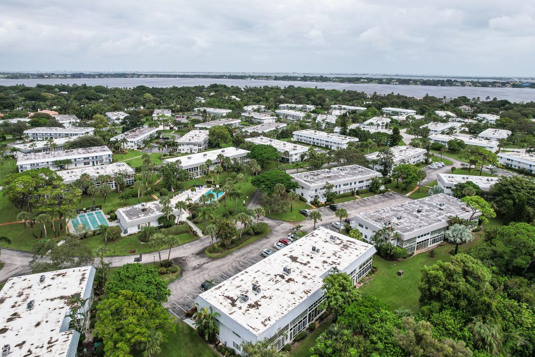 Под контрактом: $134,900 (1 спален, 1 ванн, 696 Квадратных фут)