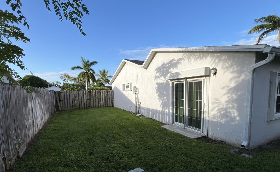 Active With Contract: $479,900 (3 beds, 2 baths, 1976 Square Feet)