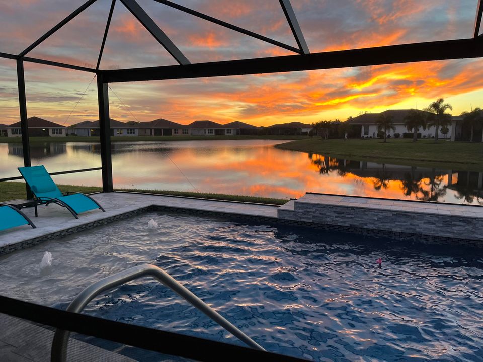 合同活跃: $555,000 (2 贝兹, 2 浴室, 2012 平方英尺)