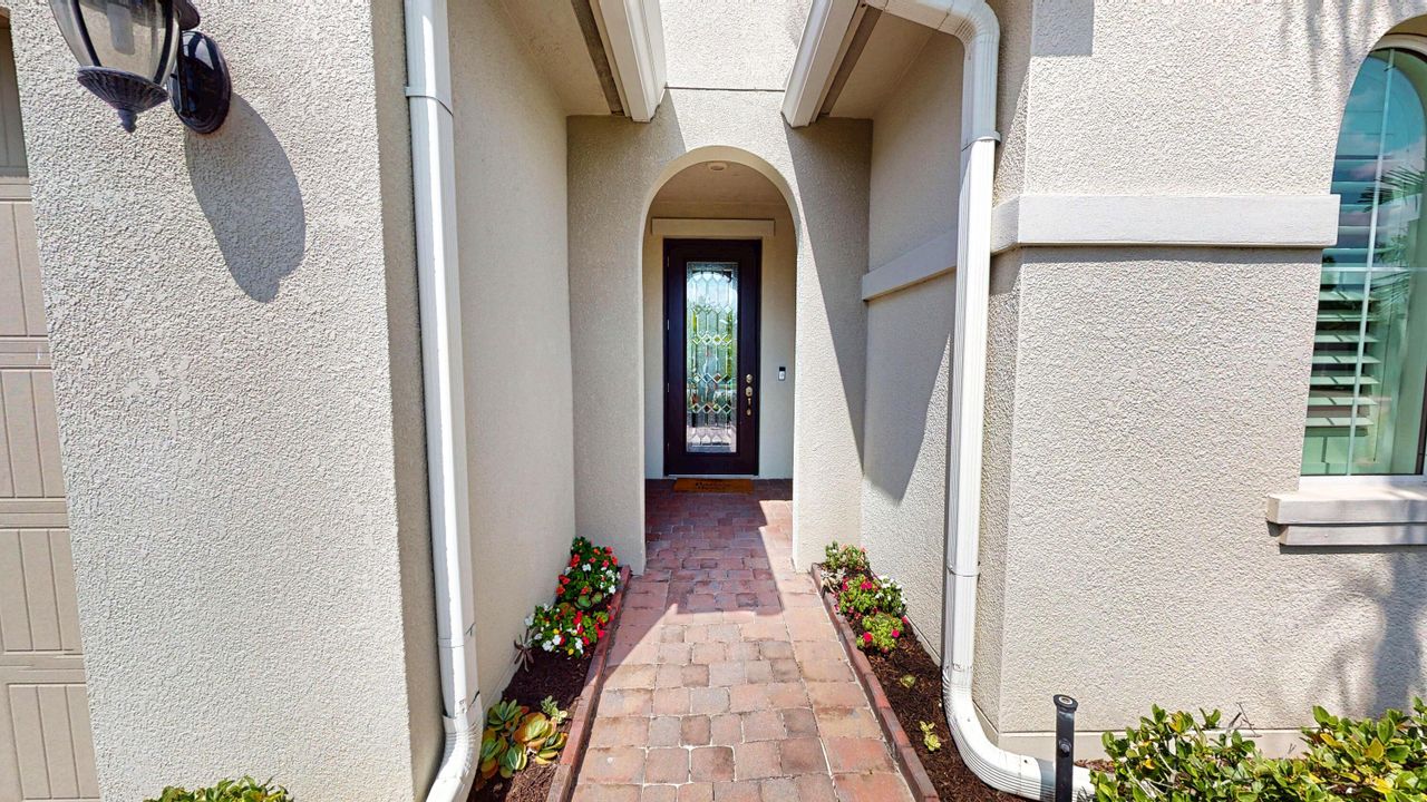 合同活跃: $555,000 (2 贝兹, 2 浴室, 2012 平方英尺)