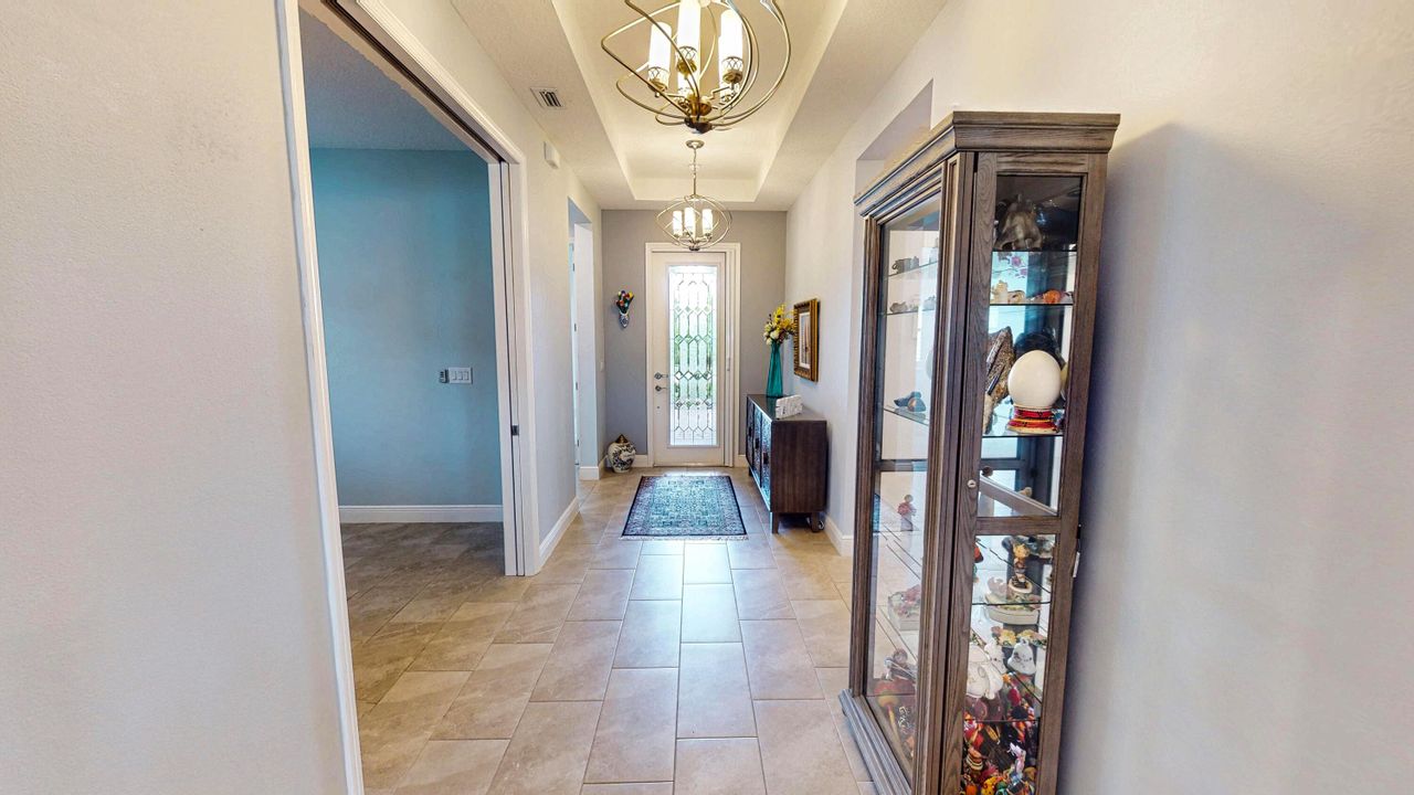 合同活跃: $555,000 (2 贝兹, 2 浴室, 2012 平方英尺)