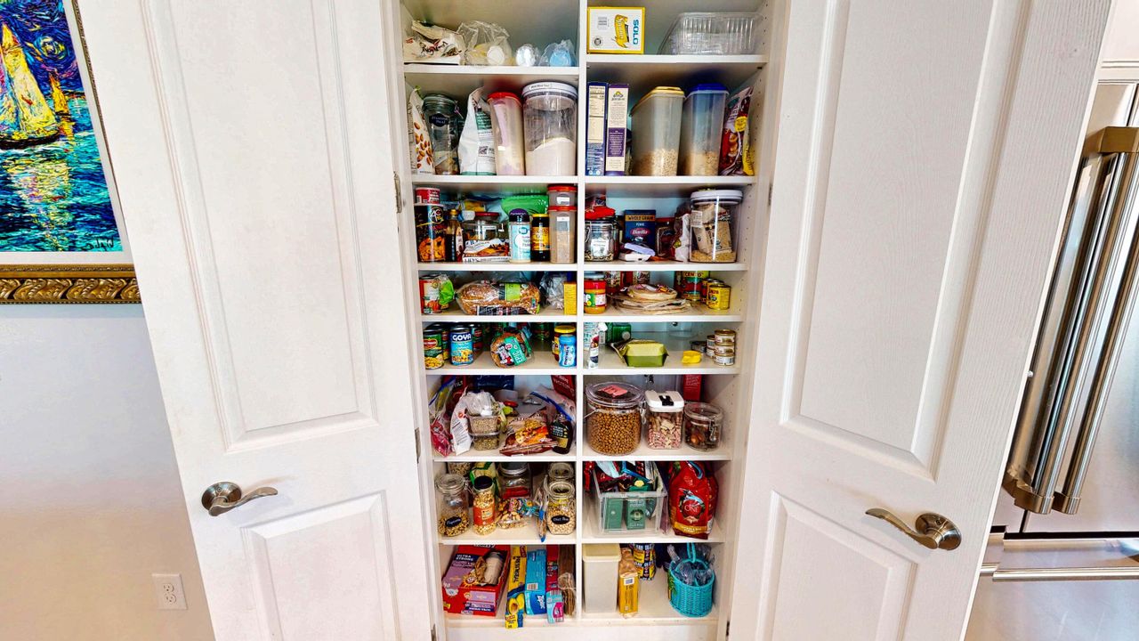 合同活跃: $555,000 (2 贝兹, 2 浴室, 2012 平方英尺)