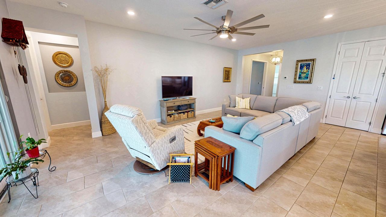 合同活跃: $555,000 (2 贝兹, 2 浴室, 2012 平方英尺)