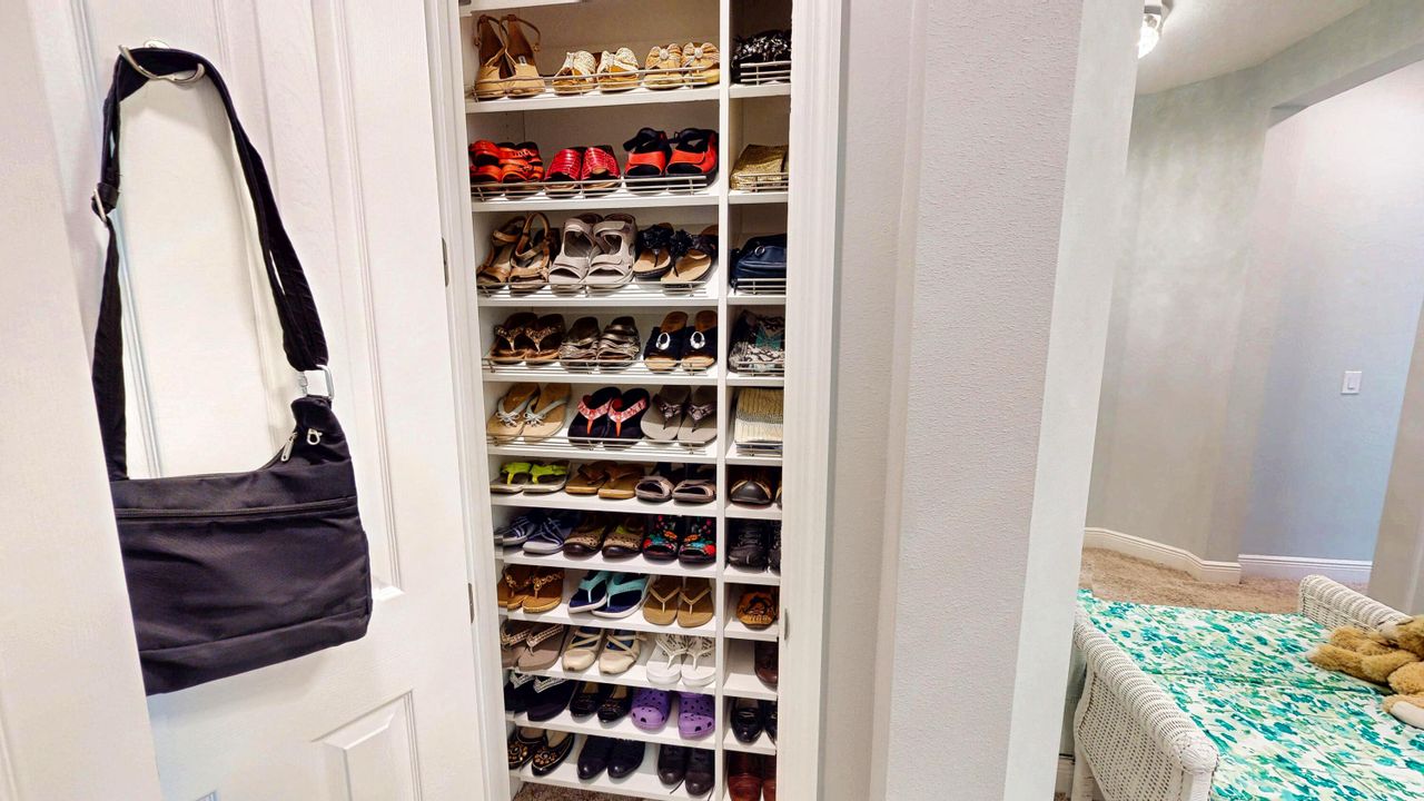 合同活跃: $555,000 (2 贝兹, 2 浴室, 2012 平方英尺)