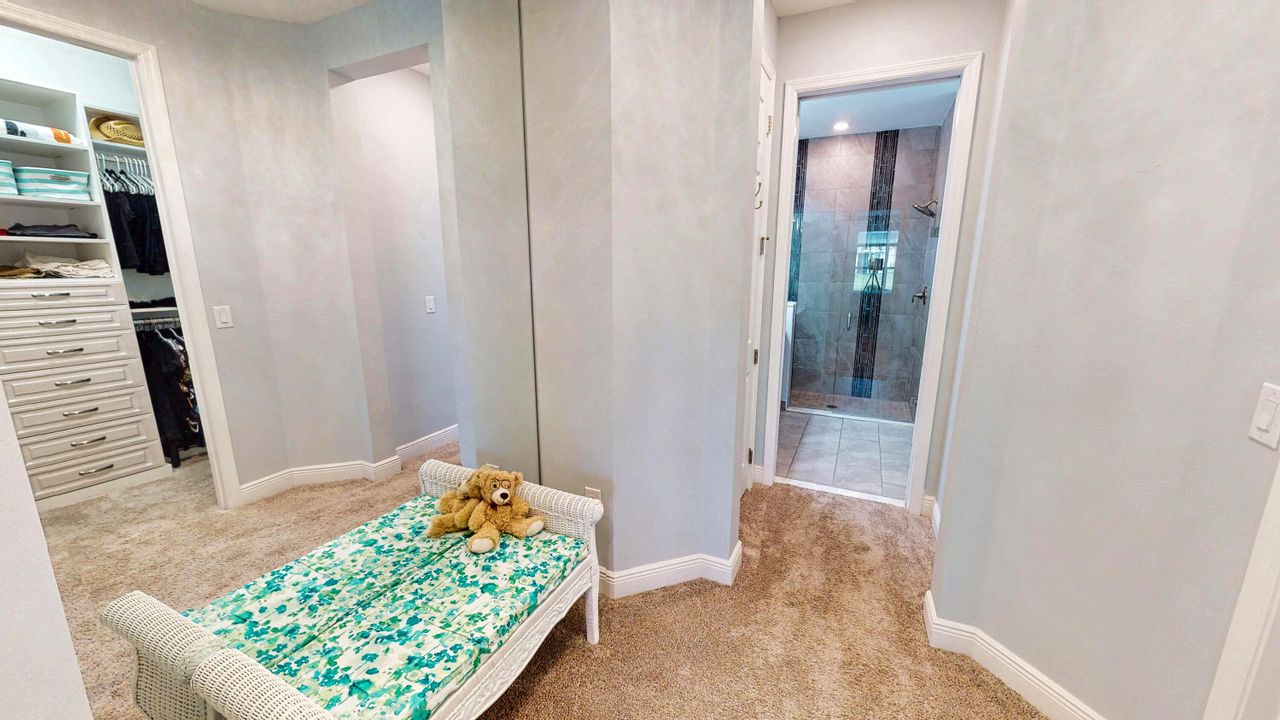 合同活跃: $555,000 (2 贝兹, 2 浴室, 2012 平方英尺)