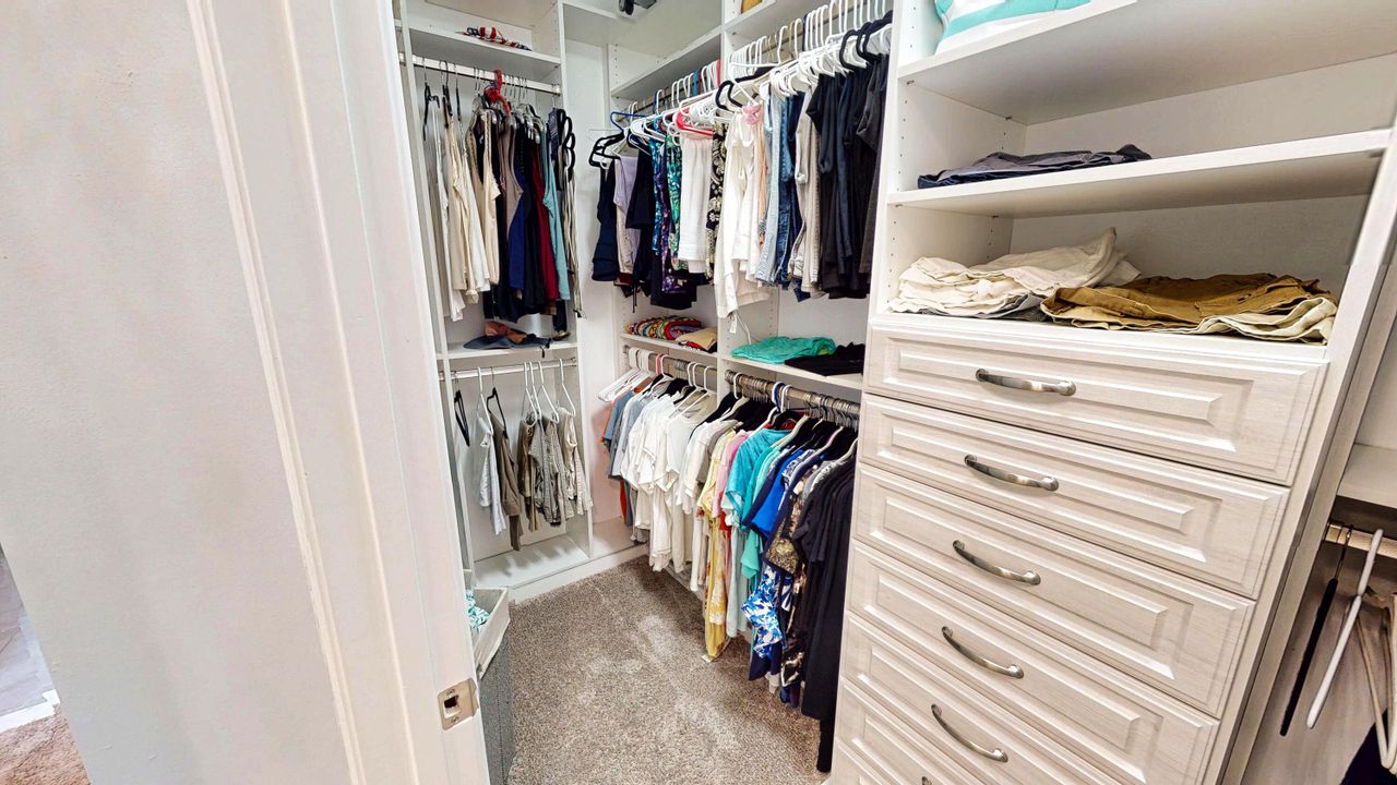 合同活跃: $555,000 (2 贝兹, 2 浴室, 2012 平方英尺)