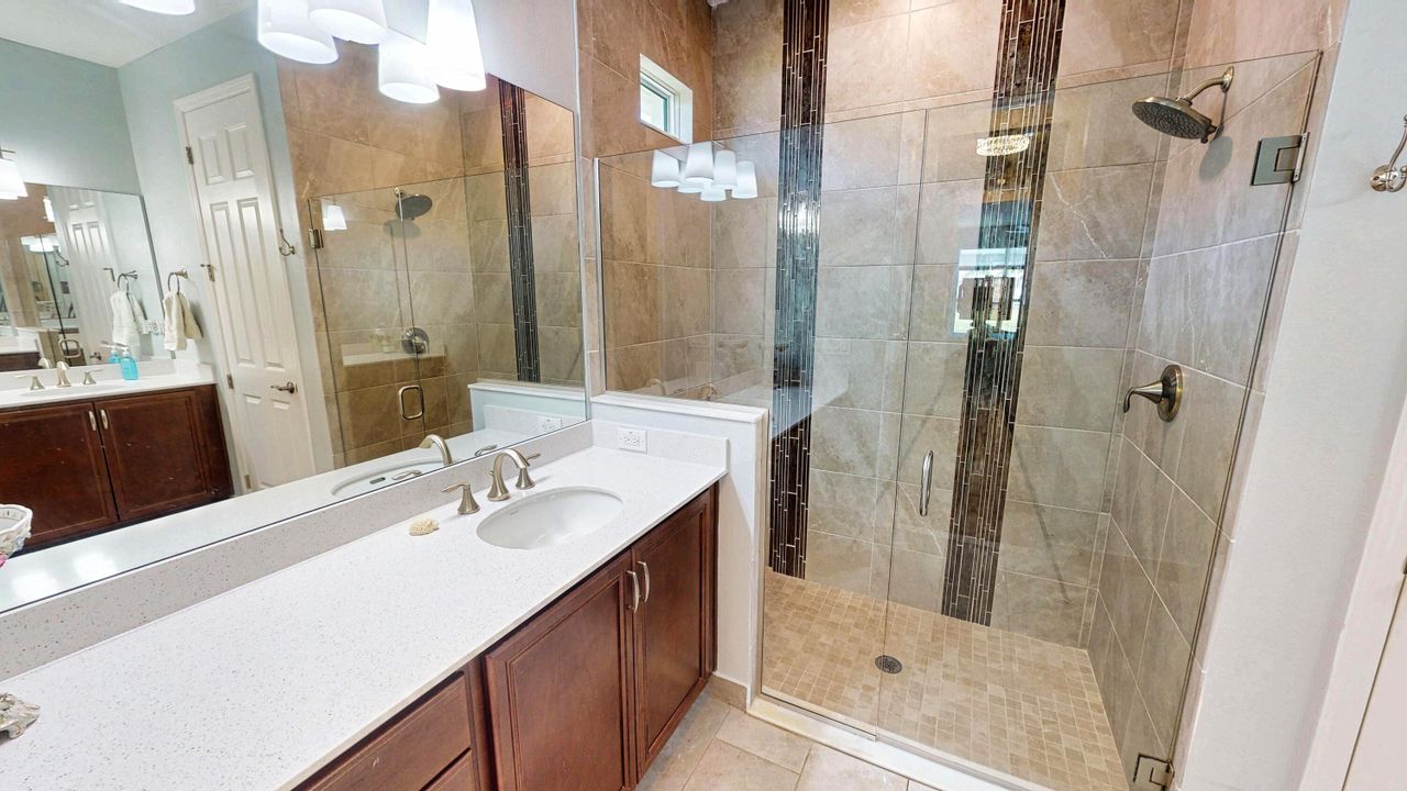 合同活跃: $555,000 (2 贝兹, 2 浴室, 2012 平方英尺)