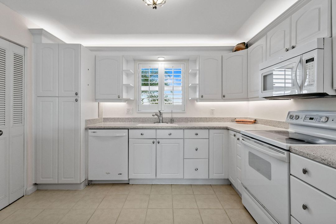 На продажу: $370,000 (2 спален, 2 ванн, 1440 Квадратных фут)