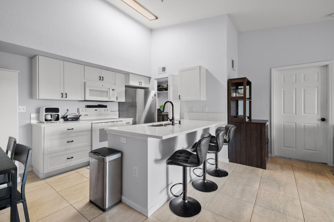 На продажу: $215,000 (2 спален, 2 ванн, 960 Квадратных фут)