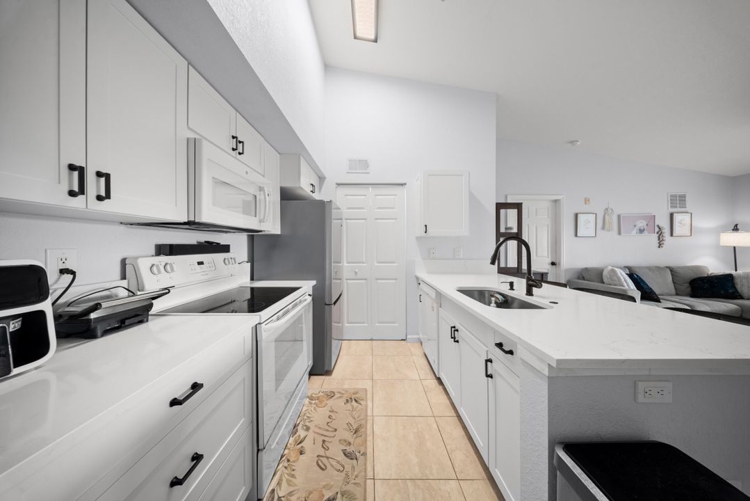 На продажу: $215,000 (2 спален, 2 ванн, 960 Квадратных фут)