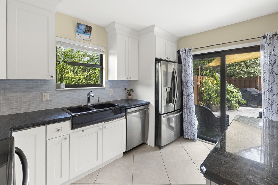 На продажу: $360,000 (2 спален, 2 ванн, 1320 Квадратных фут)