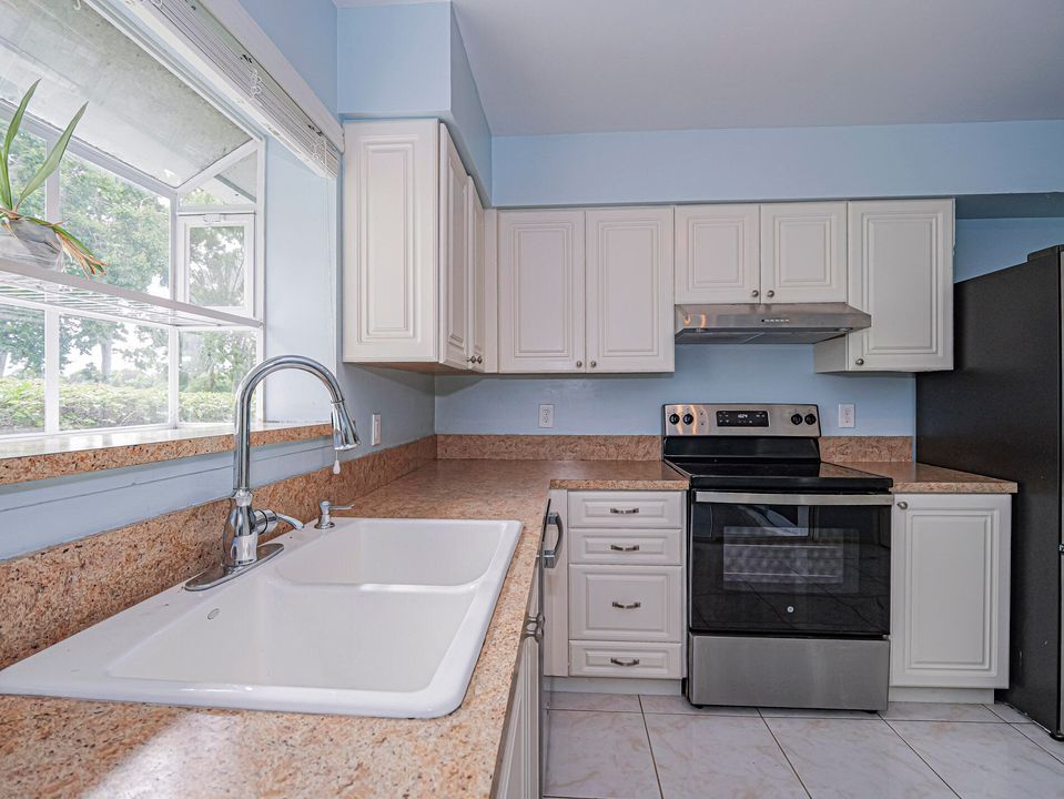 Active With Contract: $280,000 (3 beds, 2 baths, 1605 Square Feet)