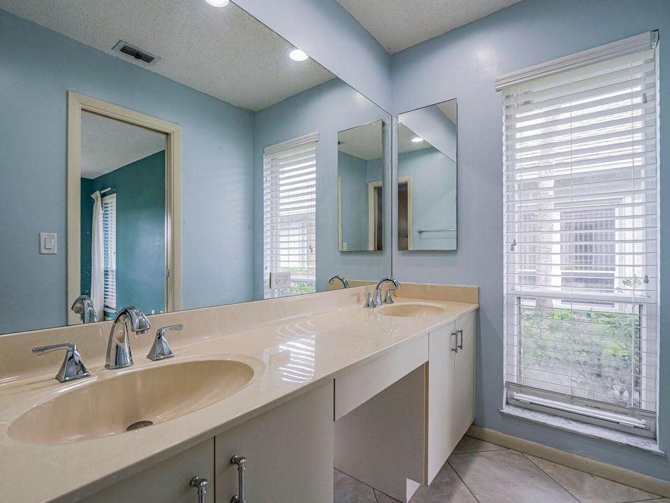 Active With Contract: $280,000 (3 beds, 2 baths, 1605 Square Feet)