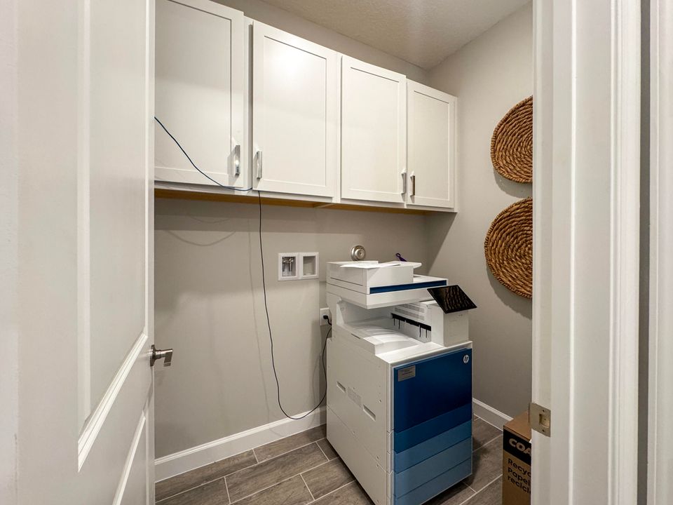 Active With Contract: $908,829 (5 beds, 3 baths, 3325 Square Feet)