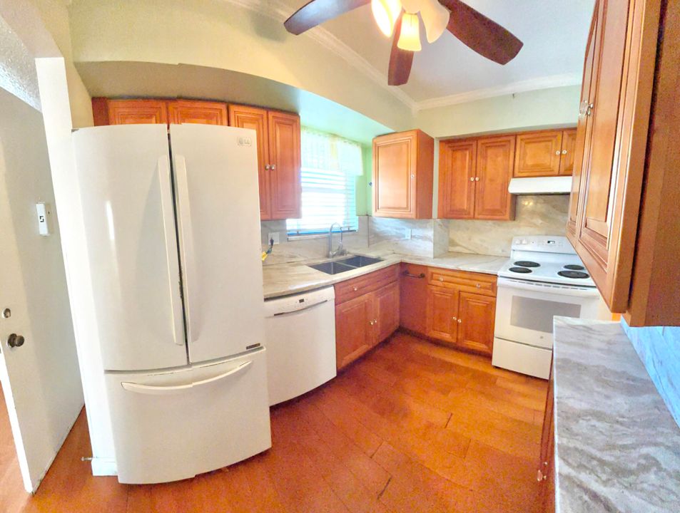 待售: $72,000 (2 贝兹, 2 浴室, 138 平方英尺)