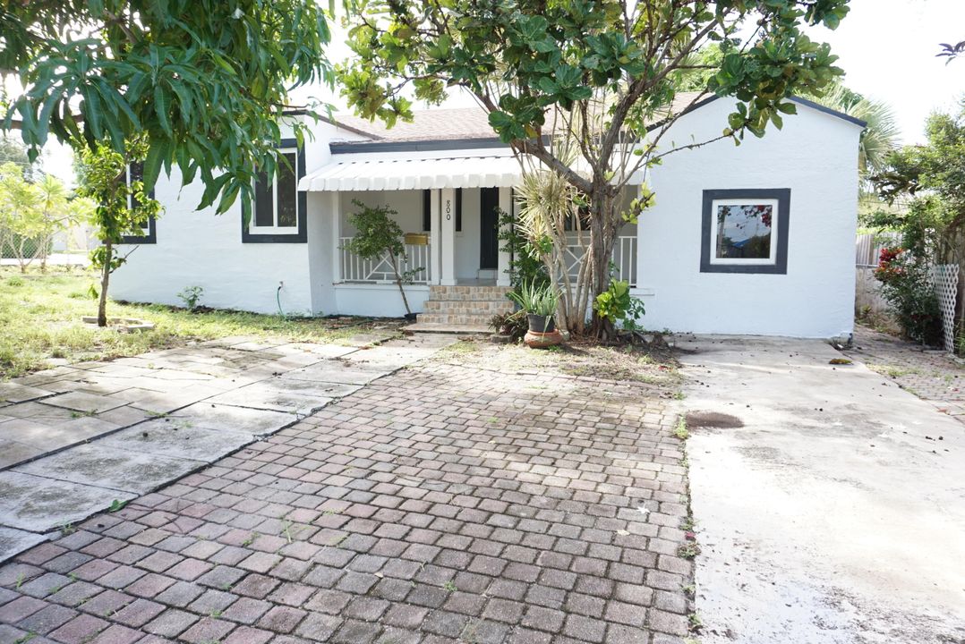 Recently Sold: $425,000 (4 beds, 2 baths, 1213 Square Feet)