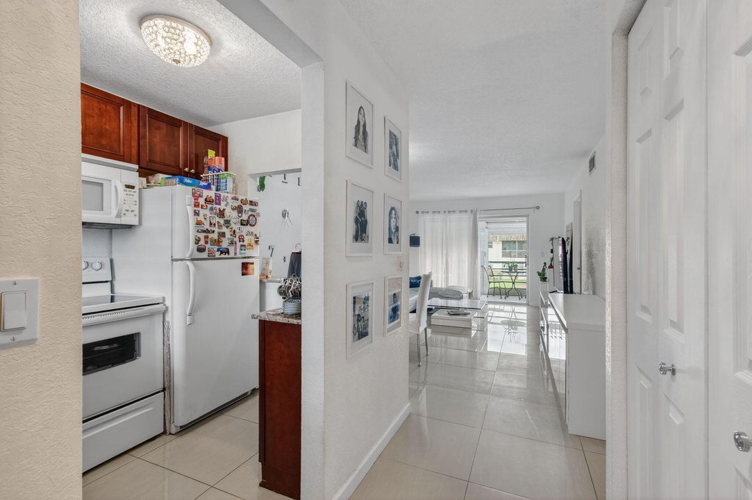 待售: $179,900 (2 贝兹, 1 浴室, 777 平方英尺)