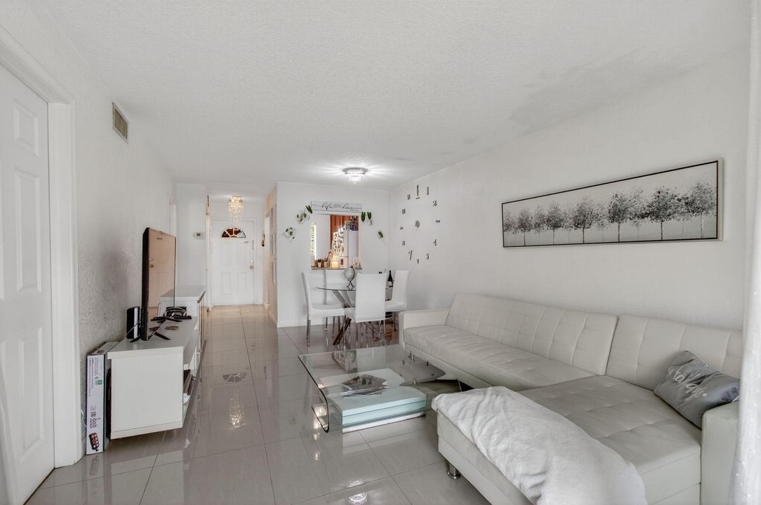 待售: $179,900 (2 贝兹, 1 浴室, 777 平方英尺)