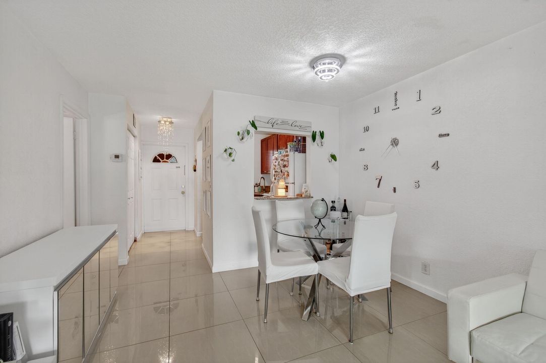 待售: $179,900 (2 贝兹, 1 浴室, 777 平方英尺)