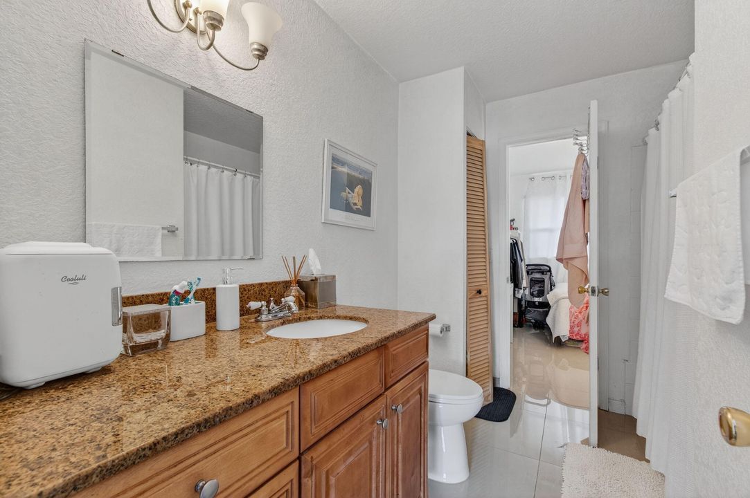 待售: $179,900 (2 贝兹, 1 浴室, 777 平方英尺)