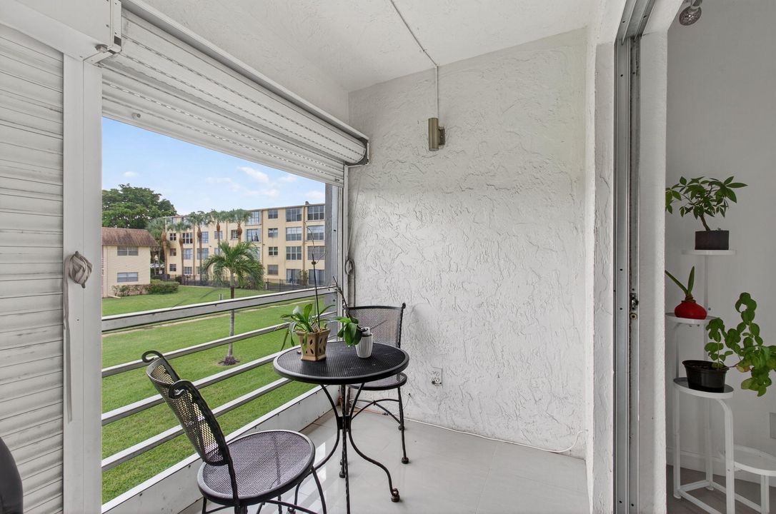 待售: $179,900 (2 贝兹, 1 浴室, 777 平方英尺)