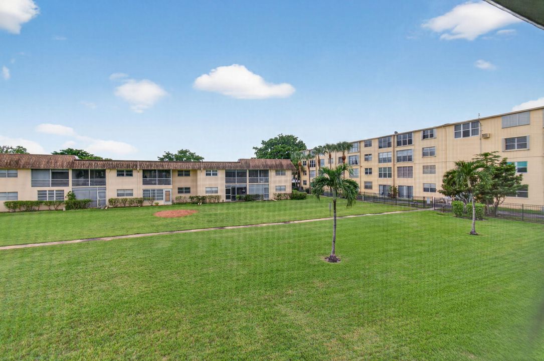 待售: $179,900 (2 贝兹, 1 浴室, 777 平方英尺)