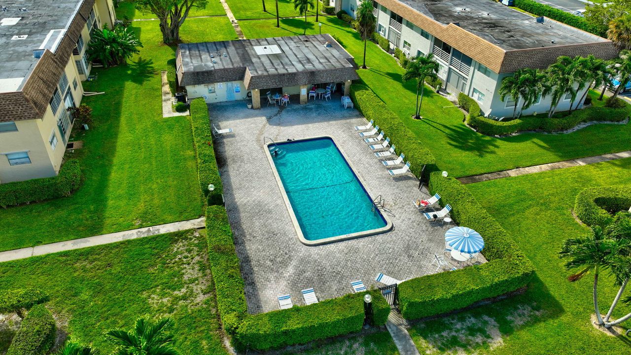 待售: $179,900 (2 贝兹, 1 浴室, 777 平方英尺)