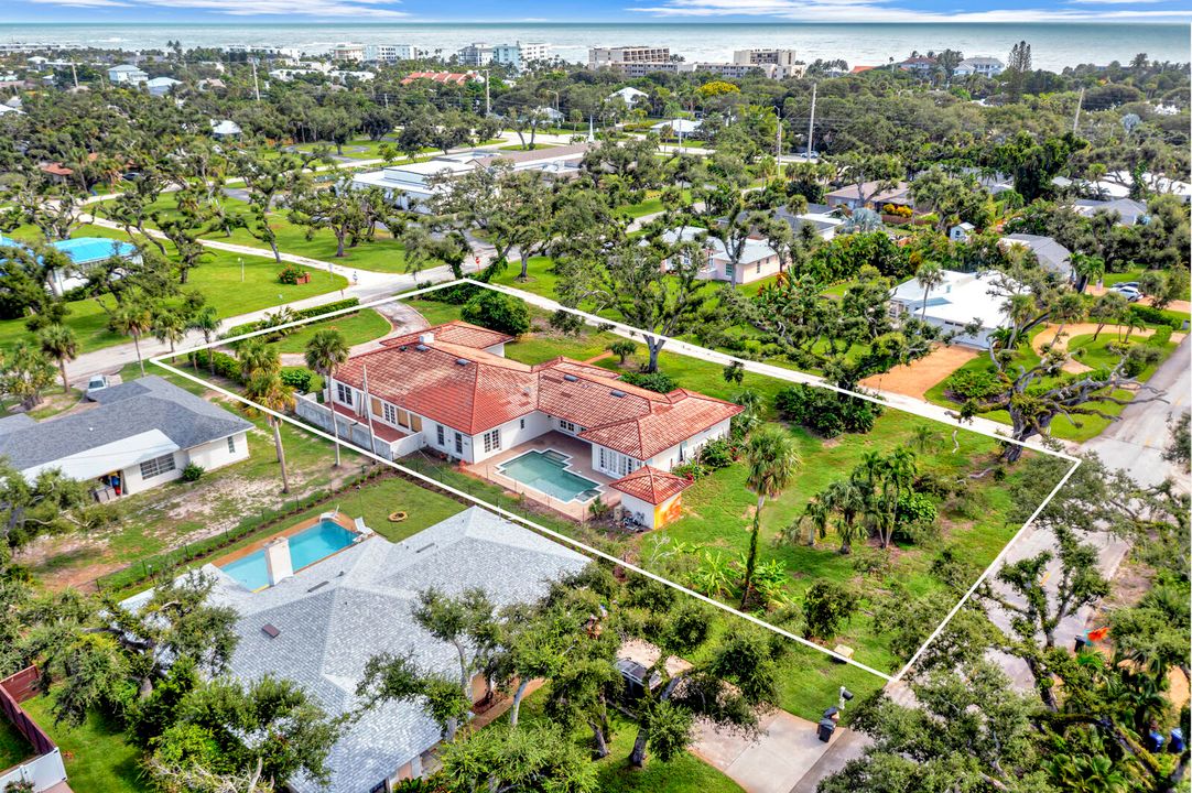 Под контрактом: $1,600,000 (4 спален, 4 ванн, 3944 Квадратных фут)