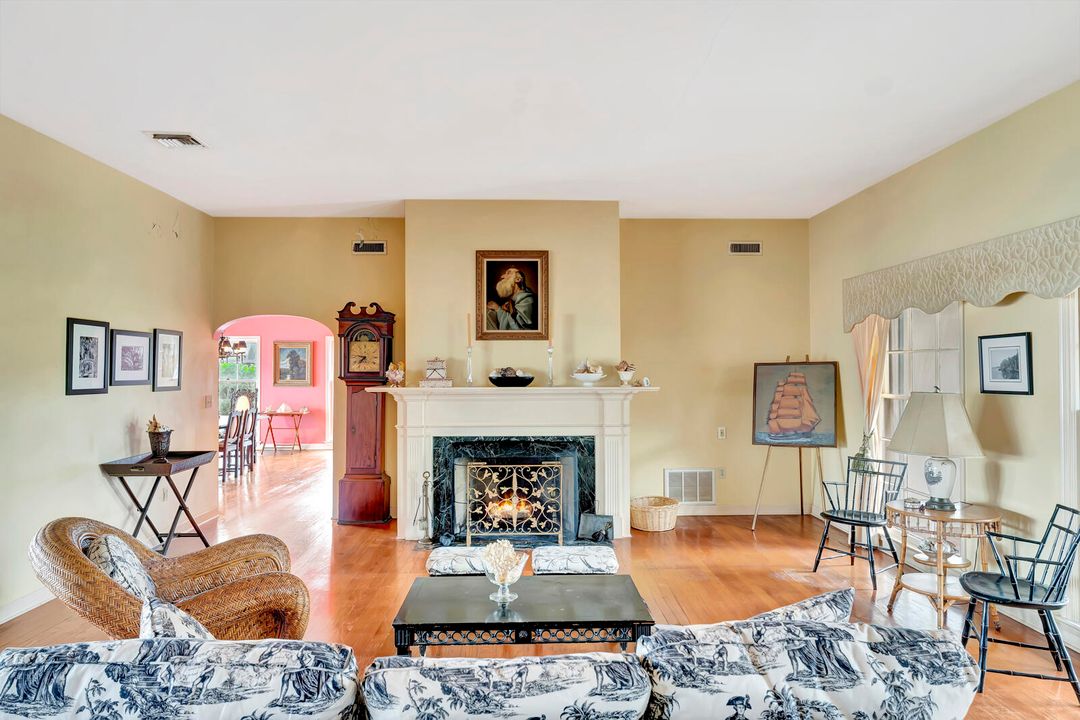 Под контрактом: $1,600,000 (4 спален, 4 ванн, 3944 Квадратных фут)