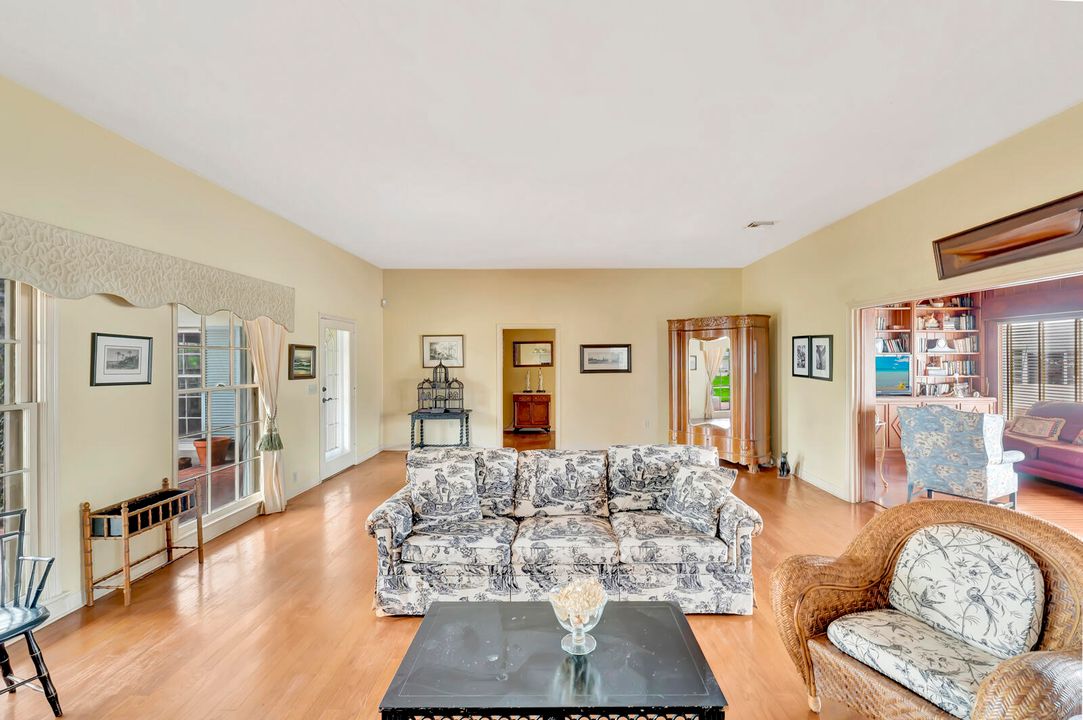 Под контрактом: $1,600,000 (4 спален, 4 ванн, 3944 Квадратных фут)