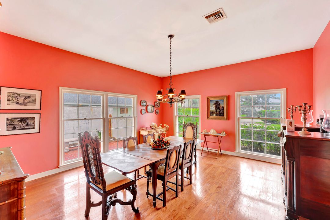 Под контрактом: $1,600,000 (4 спален, 4 ванн, 3944 Квадратных фут)