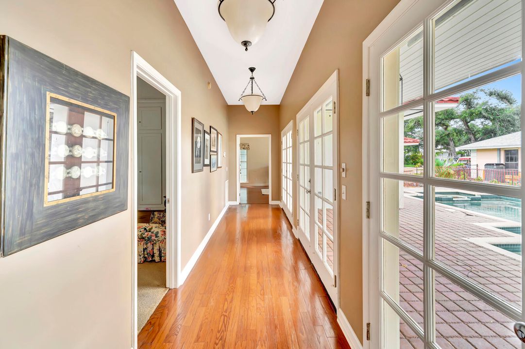 Под контрактом: $1,600,000 (4 спален, 4 ванн, 3944 Квадратных фут)