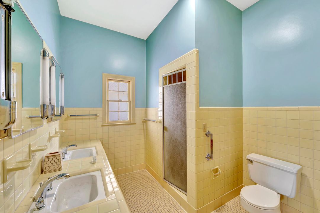 Под контрактом: $1,600,000 (4 спален, 4 ванн, 3944 Квадратных фут)