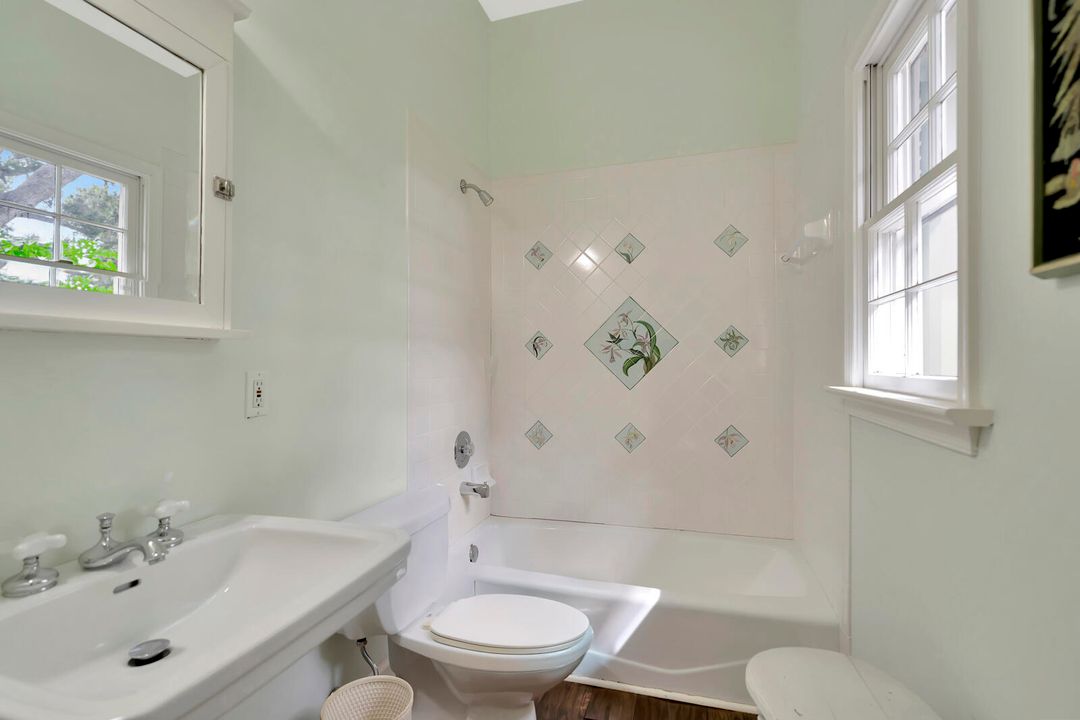 Под контрактом: $1,600,000 (4 спален, 4 ванн, 3944 Квадратных фут)