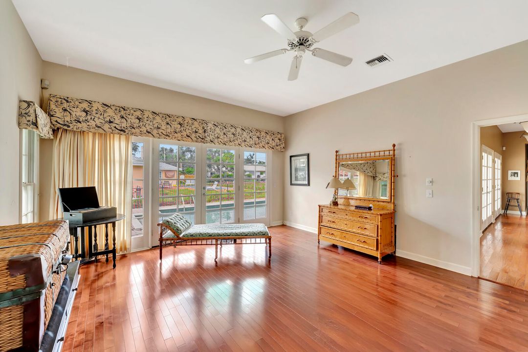 Под контрактом: $1,600,000 (4 спален, 4 ванн, 3944 Квадратных фут)