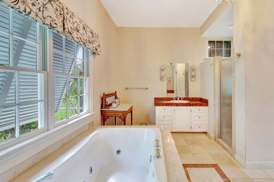 Под контрактом: $1,600,000 (4 спален, 4 ванн, 3944 Квадратных фут)