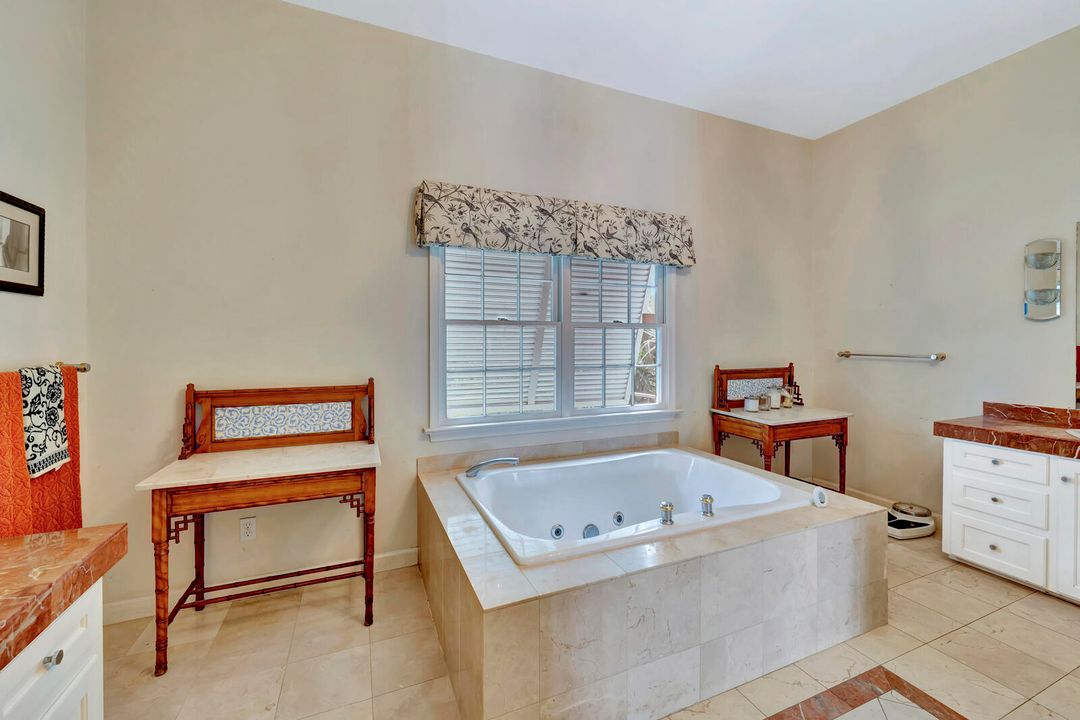 Под контрактом: $1,600,000 (4 спален, 4 ванн, 3944 Квадратных фут)