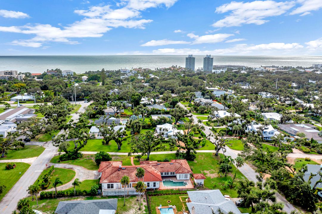 Под контрактом: $1,600,000 (4 спален, 4 ванн, 3944 Квадратных фут)