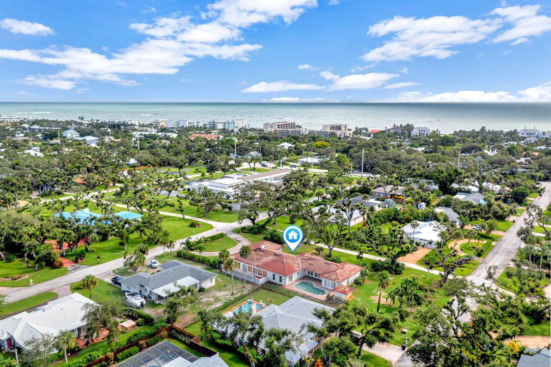 Под контрактом: $1,600,000 (4 спален, 4 ванн, 3944 Квадратных фут)